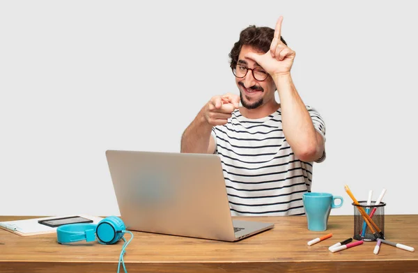 Jong Gebaard Grafisch Ontwerper Met Een Laptop Gesturing Loser Met — Stockfoto