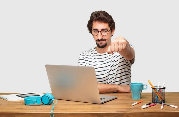 Junger Bärtiger Grafikdesigner Mit Laptop Der Stolz Selbstbewusst Und Kraftvoll — Stockfoto