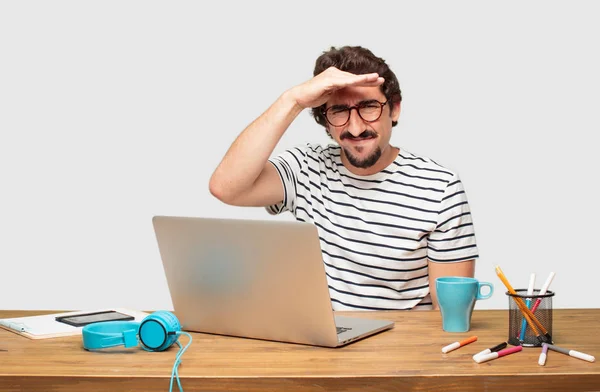 Junger Bärtiger Grafiker Mit Einem Laptop Der Weit Die Ferne — Stockfoto