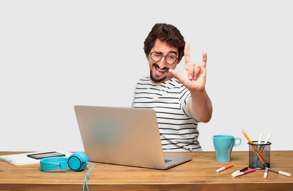 Jovem Designer Gráfico Barbudo Com Laptop Cantando Rock Dançando Gritando — Fotografia de Stock