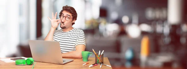 Junger Bärtiger Grafiker Mit Laptop Der Mit Der Hand Reißverschluss — Stockfoto