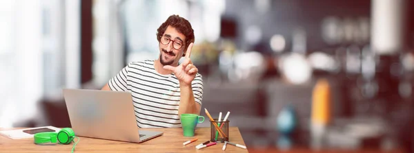 Junger Bärtiger Grafiker Mit Laptop Der Mit Den Fingern Spöttisch — Stockfoto