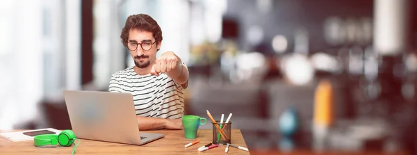 Joven Diseñador Gráfico Barbudo Con Una Computadora Portátil Que Parece — Foto de Stock