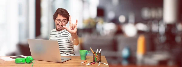 Junger Bärtiger Grafikdesigner Mit Laptop Der Rock Singt Tanzt Schreit — Stockfoto