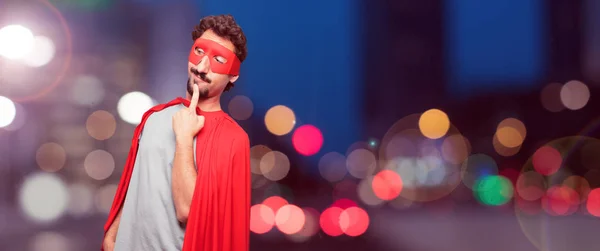 Verrückter Mann Als Superheld Mit Verwirrtem Und Nachdenklichem Blick Seitwärts — Stockfoto