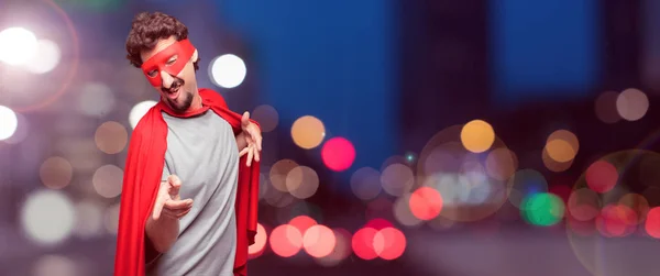 Gal Mann Som Superhelt Smiler Danser Til Morsom Livlig Disco – stockfoto