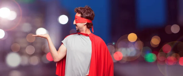 Verrückter Mann Als Superheld Der Mit Zufriedenem Gesichtsausdruck Lächelt Und — Stockfoto