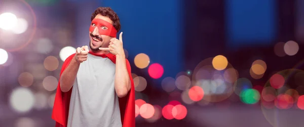 Crazy Man Als Een Super Held Maken Van Een Telefoongesprek — Stockfoto