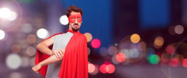 deli adam gurur, mutlu ve kendine güvenen bir ifade ile bir süper kahraman olarak; Sanki bir 