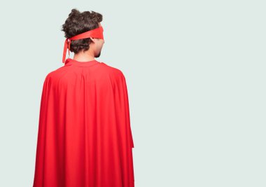 Kameranın önünde bir nesne doğru seyir çarpı işareti, silah ile ayakta, geri vererek bir süper kahraman olarak çılgın adam. Kızgın, memnun, gurur, düşünceli küstah ifade olabilir.