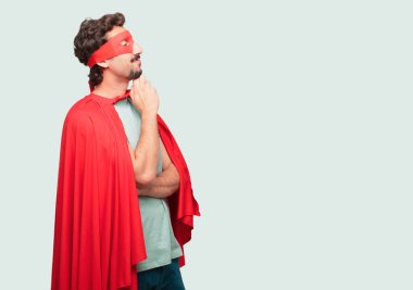 yana doğru seyir, düşünme ve farklı seçenekler arasında merak bir süper kahraman ile karışık ve düşünceli bir görünüm olarak çılgın adam.