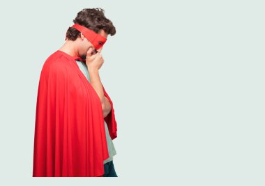 yana doğru seyir, düşünme ve farklı seçenekler arasında merak bir süper kahraman ile karışık ve düşünceli bir görünüm olarak çılgın adam.