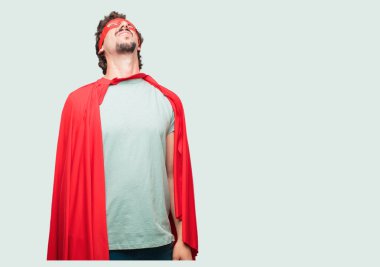 gülümseyen ve yukarı doğru gökyüzüne doğru veya nereye gazeteci bir kavram ya da mesaj yer noktaya bakarak bir süper kahraman olarak çılgın adam.