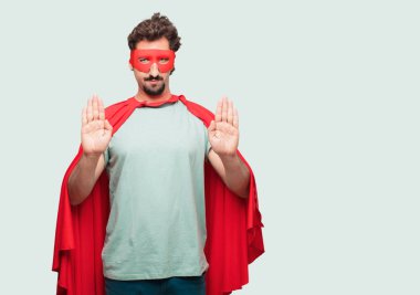 Her iki avuç içi ileri, ciddi ve sert bir ifade ile karşı karşıya elleri ile bir süper kahraman sinyal durak olarak çılgın adam yasaklayan.