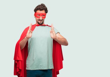 bir nesne veya önünde her iki el arasında düzenlenen kavramı gösterilen memnun bir ifade ile gülümseyen bir süper kahraman olarak çılgın adam.