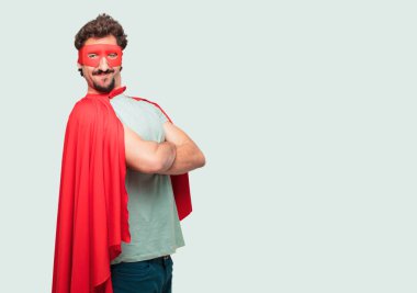 deli adam gurur, mutlu ve kendine güvenen bir ifade ile bir süper kahraman olarak; silah ile bir meydan okuma kabul, gülümseyen ve başarı, emin bir 