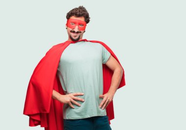 deli adam gururla gülümseyen bir süper kahraman olarak ve güvenle silah ile kalça akimbo poz, mutlu ve başarı, emin bir 