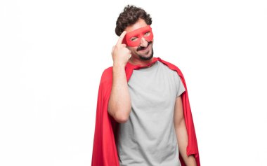 Mutlu bir şekilde iyi ve şaşırtıcı haberlerim fark ya da harika bir fikir sahip süper kahraman tırmalamak el ile baş ederken hayran bir ifade ile gülümseyen Genç sakallı.