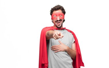 Genç süper kahraman zor bir şeye gülüyor komik ve göbek diğer elinizle tutarken size doğru işaret komik fıkralar ile iyi vakit geçiriyor sakallı.