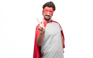 Genç süper kahraman bir gurur, mutlu ve kendine güvenen ifade ile sakallı; gülümseyen ve zafer kutluyor bir 