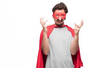 Genç süper kahraman bakarak kızgın, mutsuz ve sinirli, öfkeli ve energically duygu üzgün ve kızgın iki elle, el hareketi sakallı.