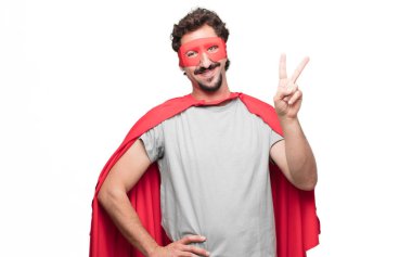 Genç gülümseyen ve görünümlü memnun ve mutlu, süper kahraman iki parmak ile sayılması sakallı.