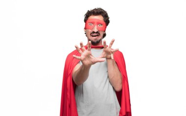 Dehşet içinde çığlık, kıyamet günü karşı karşıya, çok korkmuş hissediyor, korku içinde korku ve dehşete, seyir süper kahraman genç sakallı.