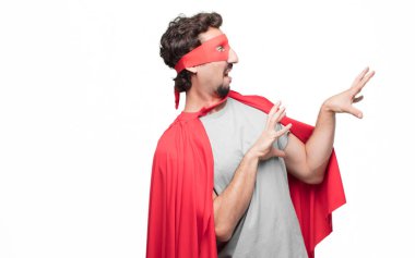 Genç dehşet içinde çığlık, kıyamet günü karşı karşıya, çok korkmuş hissediyor, korku içinde korku ve dehşete, seyir süper kahraman sakallı. Yanal veya yan görünüm.