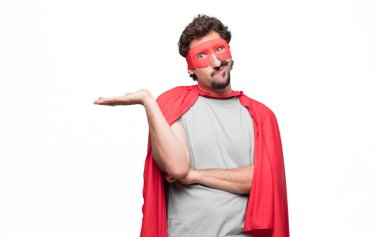 Farklı seçenekler veya olanakları merak bir ifade ile arasında şüphe, karşılaştırma ve bir soru poz süper kahraman aklımda ve şaşkın bir bakışla Genç sakallı.