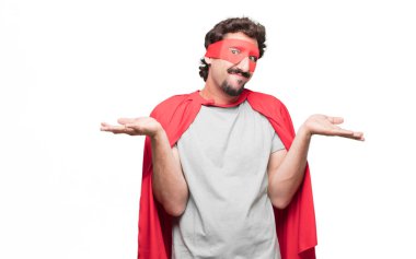 Farklı seçenekler veya olanakları merak bir ifade ile arasında şüphe, karşılaştırma ve bir soru poz süper kahraman aklımda ve şaşkın bir bakışla Genç sakallı.