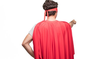 Genç süper kahraman arkadan görünüm, kalça, yandan diğer eliyle bir yere uzak mesafe bir nesneye işaret eden sakallı.