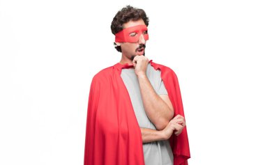 Genç süper kahraman değil gerçekten bir fikir anlayış duygu şok ve son bir gerçekleşme, şaşkın bir bakışla aptal, aptal, aptal, sakallı.