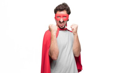 Genç süper kahraman öfkeyle ve kati yumruk gösteren bir öfkeli, agresif ve tehditkar poz, dövüş için hazır ile sakallı.