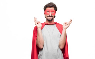 Süper kahraman geçiş parmakları umutlu, istekli ve heyecanlı bir ifade ile şans için isteyen genç sakallı.