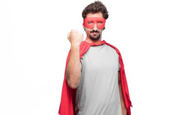 Genç süper kahraman gurur, kendinden emin ve güçlü, kapalı yumruk ile meydan okurcasına, el hareketi seyir gücü, başarı ve zafer gösterilen sakallı.