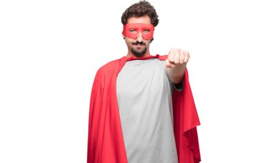 Genç süper kahraman gurur, kendinden emin ve güçlü, kapalı yumruk ile meydan okurcasına, el hareketi seyir gücünü gösteren sakallı.