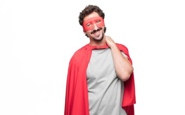 Gurur, kendinden emin ve mutlu bir görünüm, gülümseyen ve duygu memnun, yanal veya yan görünüm süper kahraman genç sakallı.