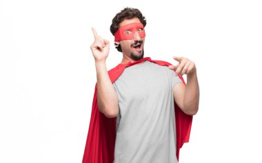 Genç gülümseyen ve şaşırtıcı bir yeni fikir veya çözüm, İsa'nın doğuşu ve ani ilham ile heyecanlı düşünme seyir mutlu ve sürpriz, süper kahraman sakallı.