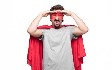 Genç süper kahraman mesafe içine uzakta seyir şaşkın bir bakışla uzak bir nesne için arama sakallı.