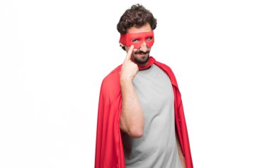 Genç süper kahraman arıyorum, gözlem, bir nesne üzerinde önünde göz kulak veya bir şey için dışarı izliyor sakallı.