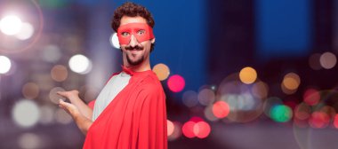 Sizi tebrik ile gurur, memnun ve mutlu bir görünüm gülümseyen, karşılama jest veya gösterilen ve bir kavram tavsiye süper kahraman genç sakallı.