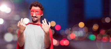 Gurur, memnun ve mutlu bir görünüm ile gülümseyen, jest karşılama, sizi tebrik süper kahraman genç sakallı.