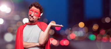 Farklı seçenekler veya olanakları merak bir ifade ile arasında şüphe, karşılaştırma ve bir soru poz süper kahraman aklımda ve şaşkın bir bakışla Genç sakallı.