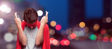 Genç süper kahraman mischeviously gülümseyen bir söz küfür, hile, çapraz parmak yemin yaparken sakallı.