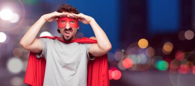 Genç süper kahraman mesafe içine uzakta seyir şaşkın bir bakışla uzak bir nesne için arama sakallı.