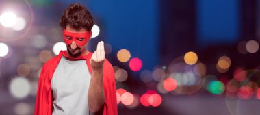 Genç süper kahraman arıyorum üzgün ve endişeli, kesinlikle eli boş, beş parasız, sakallı katıksız iflas, kuruş daha az, zavallı ve hayal kırıklığına uğramış hissediyorum.