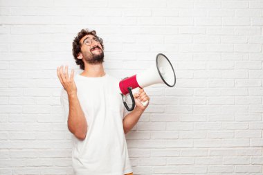 Her iki el ele tutuşarak genç aptal adam stresli ve sinirli, bakan açın, dehşet ve güvensizlik ifade.