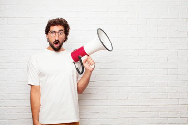 genç aptal adam şaşırmış, hayret ifadesi ve ağız şok açık.