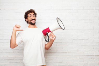 Aptal delikanlı bir gurur, mutlu ve kendine güvenen ifade ile; gülümseyen ve başarı, emin birine dönüktür kendini iki elle, bir 