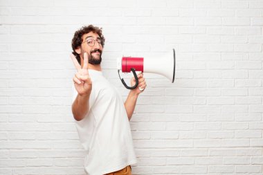 Aptal delikanlı bir gurur, mutlu ve kendine güvenen ifade ile; gülümseyen ve zafer kutluyor bir 